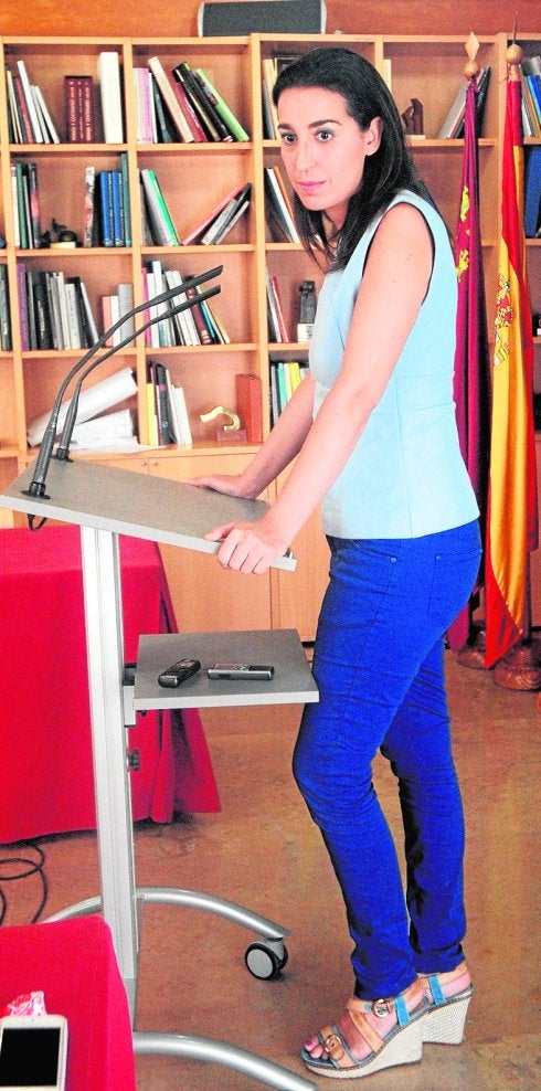 La concejal de Personal, ayer, en su comparecencia.