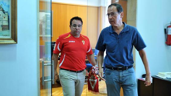 Miguel Ángel Cámara (dcha.), ayer, junto al presidente de la federación de peñas del Real Murcia. 