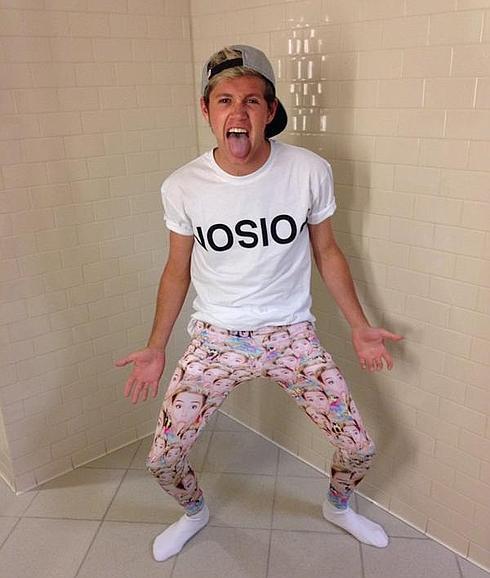 El cantante Niall Horan vestido de Miley Cyrus