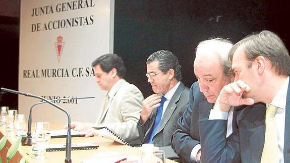 Junta general de accionistasen 2001 con Samper como nuevo presidente del club; en la imagen se ve a Romeo Cotorruelo, Manolo Álvarez, el propio Samper y Joaquín Romeu. 