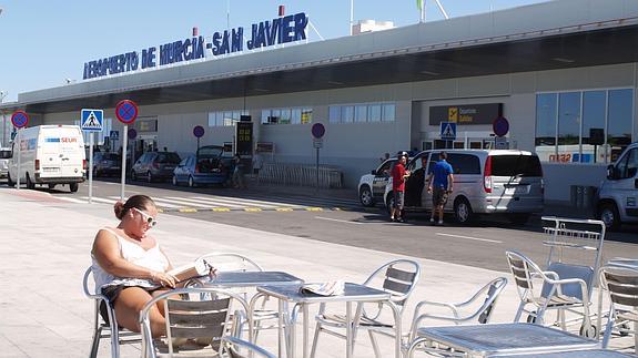 Una turista en el aeropuerto de San Javier. 