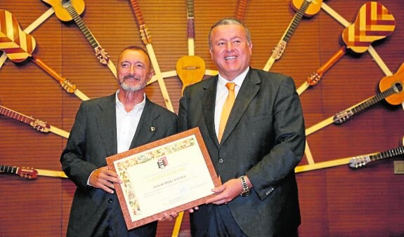 Pérez-Reverte, ayer, junto al alcalde, Francisco Bernabé. 