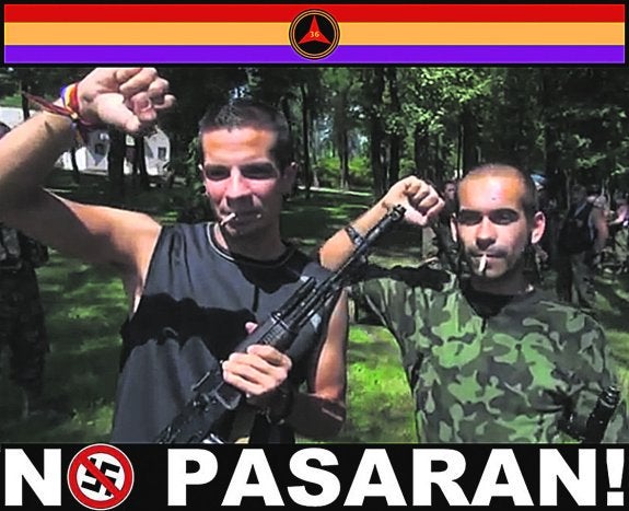 Rafael y Ángel posan armados en Ucrania, en una imagen con la bandera republicana española y un lema de la Guerra Civil.