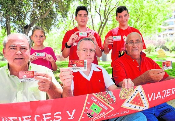 Integrantes de la peña Santiago y Zaraiche, ayer, con sus abonos.