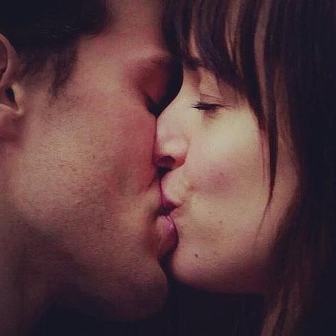 Jamie Dornan y Dakota Johnson en una escena de '50 sombras de Grey'