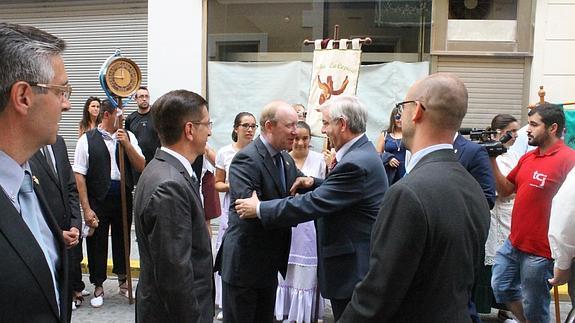 El alcalde, Enrique Jiménez, recibiendo a los representantes de la Asociación de la Fiesta de la Vendimia de Requena. 