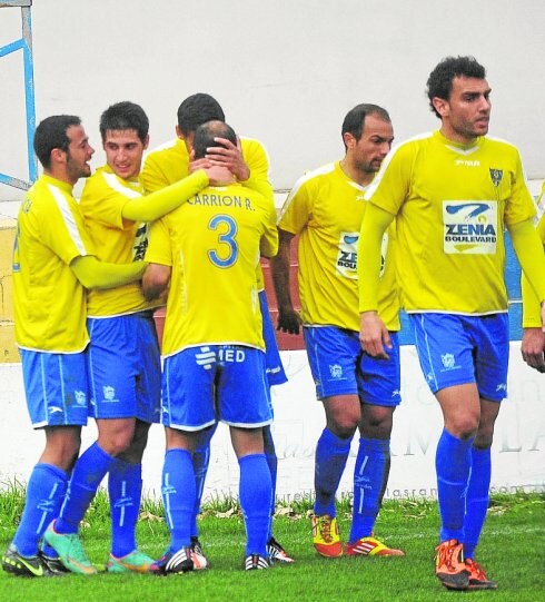 Jugadores del Orihuela en un partido de la campaña 2012-13. :: lv