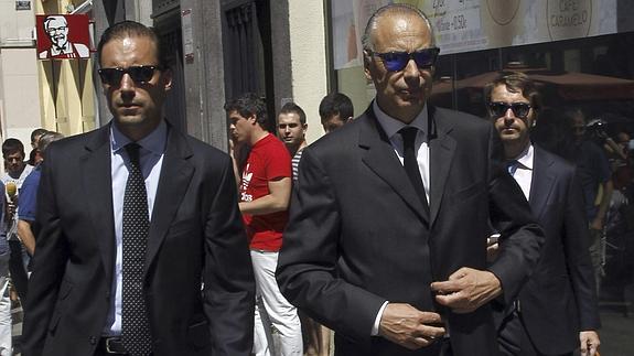 El vicepresidente deportivo del Real Murcia, Juan Antonio Samper (2d), tras la audiencia.