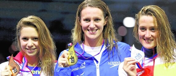 La húngara Boglarka Kapas (bronce), la británica Jazmin Carlin (oro) y Mireia Belmonte (plata), ayer, en el podio. :: reuters
