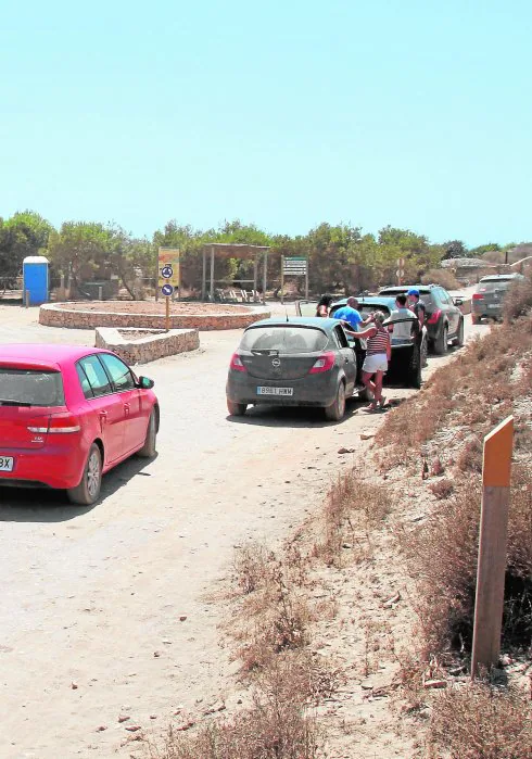 Cola de vehículos para entrar al Parque Regional de Calblanque. 