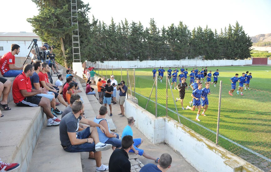 Aficionados del Real Murcia animan a sus jugadores, ayer, en el entrenamiento en Cobatillas.