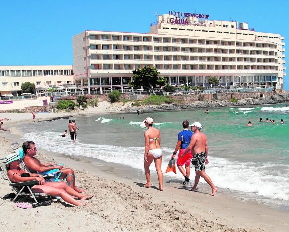 El hotel Galúa, en La Manga. La imagen fue tomada en la mañana de ayer, con el mar embravecido y bandera roja en algunas playas de la zona. :: pablo sánchez / AGM
