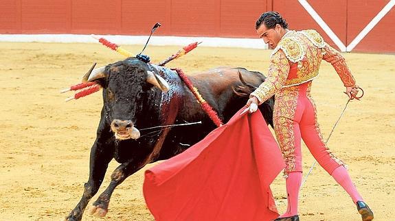 Iván Fandiño, durante la lidia de uno de los toros. 