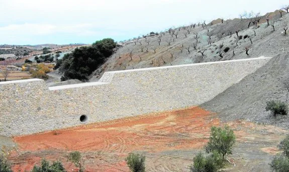 Vista de uno de los diques recién construidos en la cabecera de la rambla de Nogalte, para proteger Puerto Lumbreras de las avenidas.