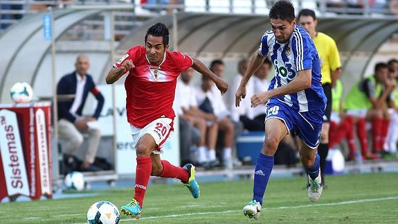Tete realiza una jugada por la banda en el partido contra la Ponferradina la pasada temporada. 