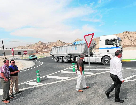 Vehículos circulando por nueva rotonda de la carretera de Zarzadilla de Totana, inaugurada ayer.