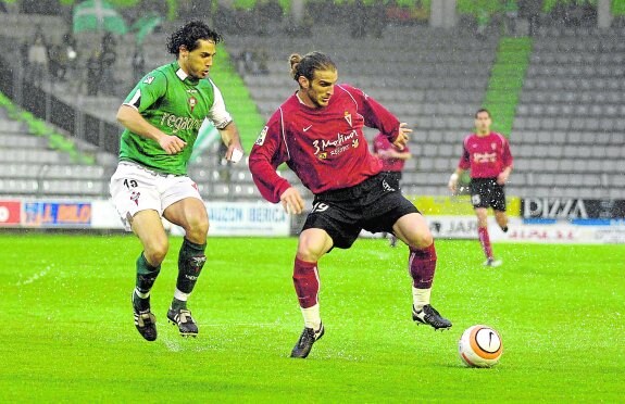El murcianista Iván Alonso disputa el balón a un jugador gallego en el Ferrol-Murcia disputado el 4 de marzo de 2006 en La Malata. 