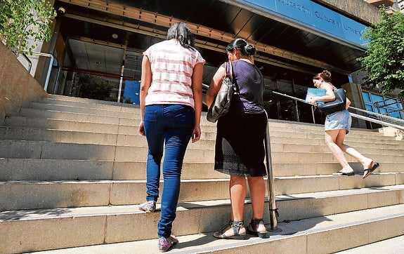 Madre e hija se dirigieron ayer a la Consejería de Educación a poner la denuncia por agresión.