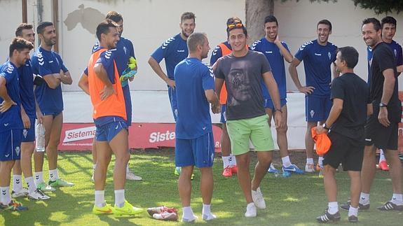 El tenista Nicolás Almagro visita a los jugadores del Real Murcia en el entrenamiento de este viernes.