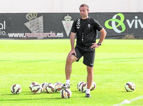 El entrenador del Murcia, José Manuel Aira, en Cobatillas. 