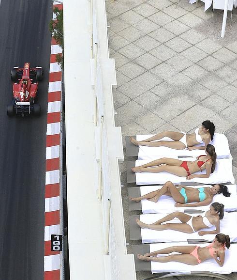 Un grupo de monegascas toma el sol mientras se celebran las pruebas de Fórmula 1.