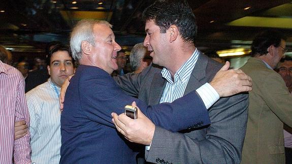 Valcárcel y Marqués se saludan en 2008, con motivo de un congreso regional del PP. 