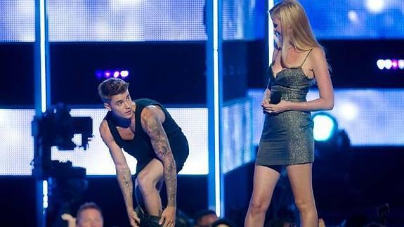 Justin Bieber y Lara Stone en el escenario de 'Fashion Rock 2014'