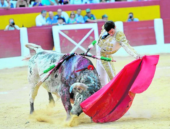 Un espléndido gesto torero de Antonio Puerta. :: laforet