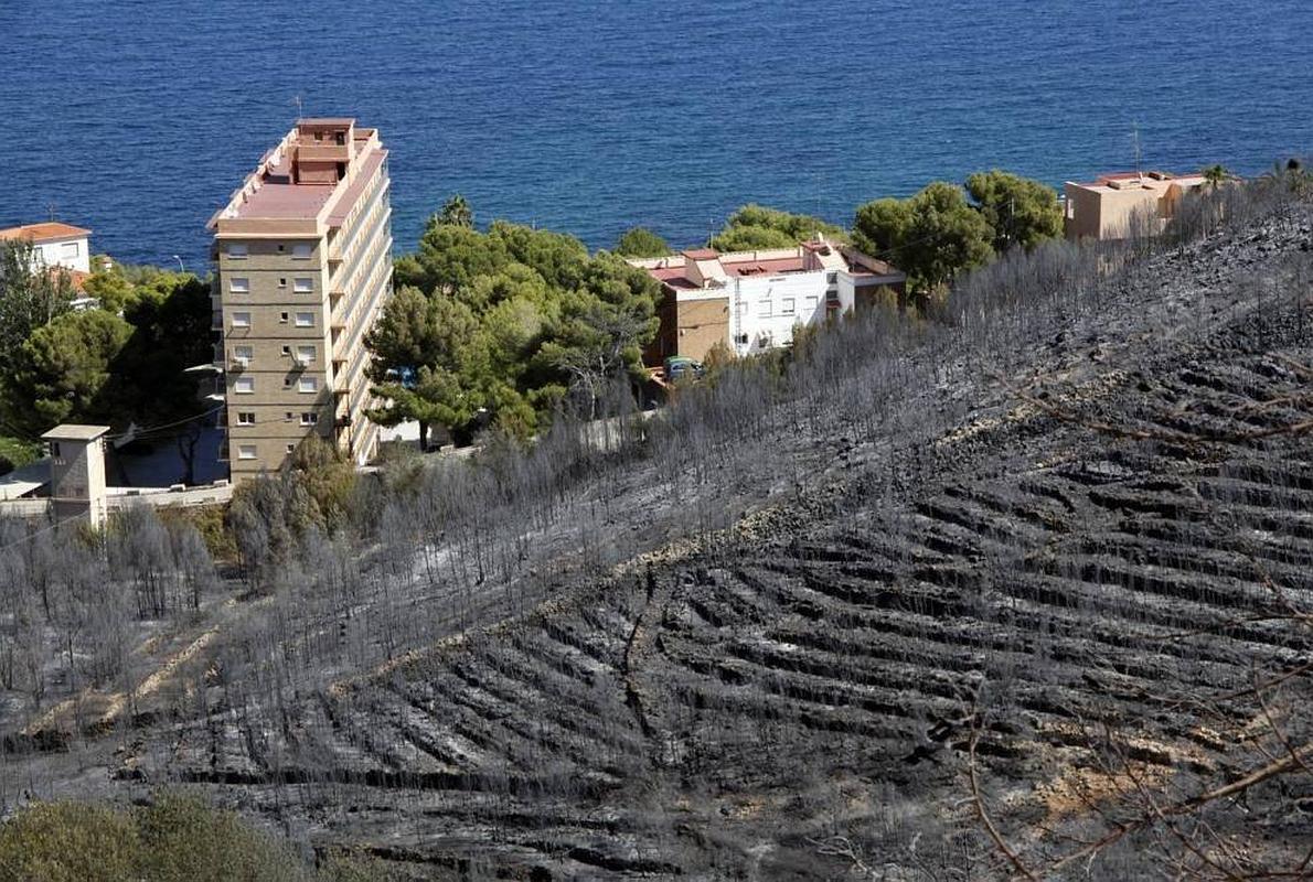 Las llamas amenazan el puerto de Xàbia.