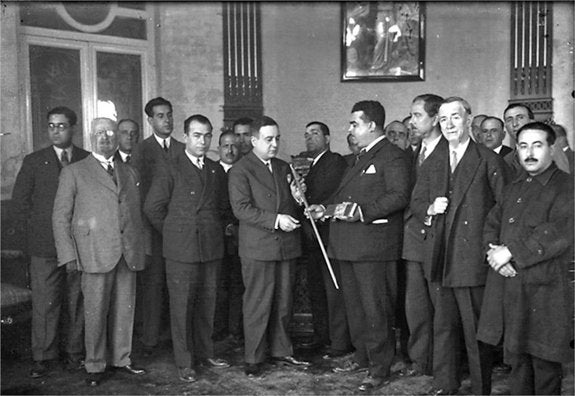 Amancio Muñoz de Zafra toma posesión como alcalde de Cartagena ante un nutrido grupo de políticos, en el Palacio Consistorial.
