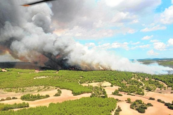 Vista aérea del frente del incendio, tomada ayer por la tarde en el municipio castellanomanchego de Almansa.