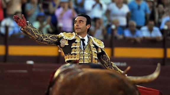 Enrique Ponce, esta tarde en La Condomina, frente al toro indultado. 