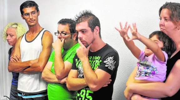 Solicitantes de la renta básica en lista de espera, en una protesta convocada por las ONG el año pasado en Murcia. :: nacho garcía / agm
