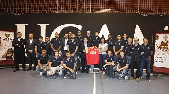 Jugadores y técnicos del UCAM Murcia durante la presentación del equipo. 
