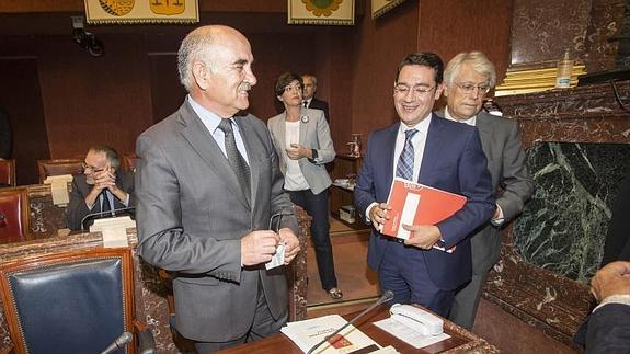 Alberto Garre y José Gabriel Ruiz, este miércoles en la Asamblea Regional. 