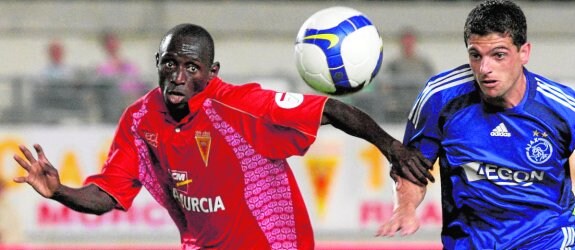 Dialiba pugna con un jugador del Ajax, en el partido del Centenario, el 16 de agosto de 2008. :: m. bueso
