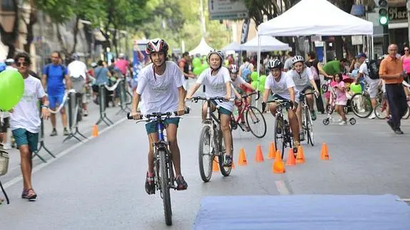 Unos jóvenes, en bicicleta por las calles de El Carmen durante la II Ciclovida. 