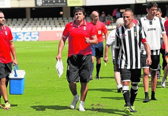 Domingo Cáceres, junto a Luque, al final del partido. 