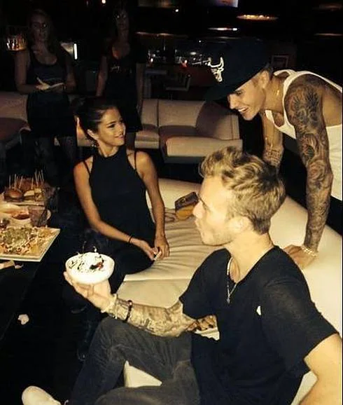 Selena Gómez y Justin Bieber juntos en una fiesta con amigos. 