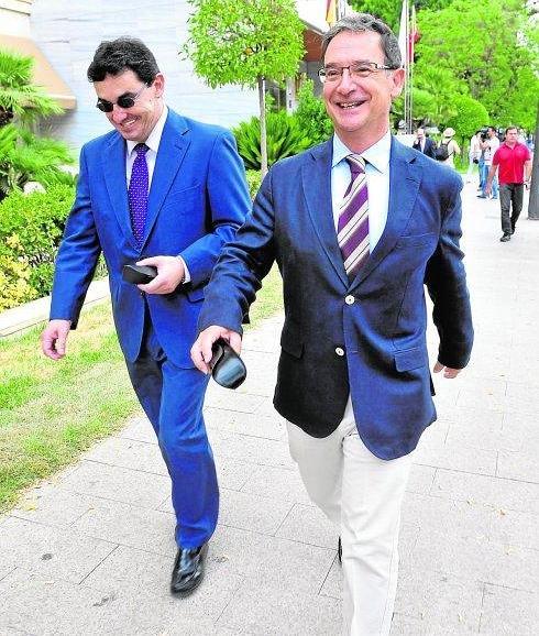 Joaquín Bascuñana (derecha), sonriente, tras negarse a declarar el pasado 2 de julio; acudió acompañado del secretario general de la Delegación del Gobierno y abogado, Fernando Mateo.