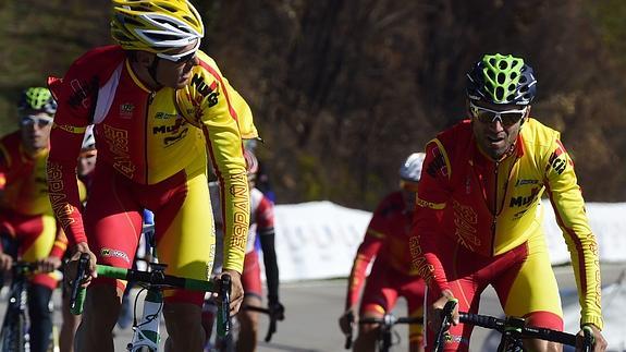 Luis León Sánchez (izda.) y Alejandro Valverde, durante el entrenamiento de este jueves. 