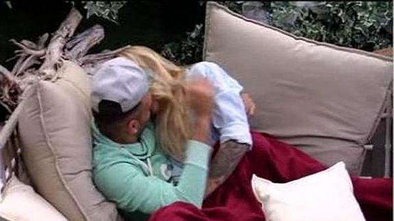 El beso de Omar y Paula
