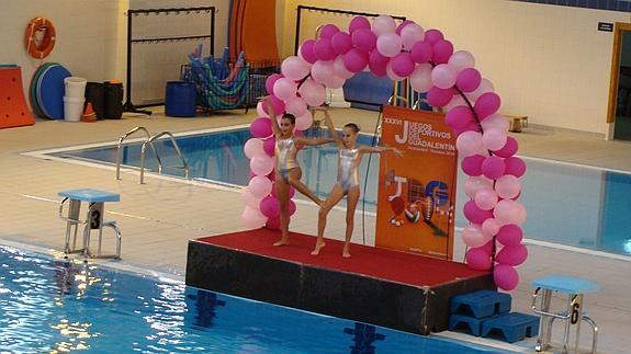 La exhibición de sincronizada reúne a 55 nadadoras de Lorca y Alhama