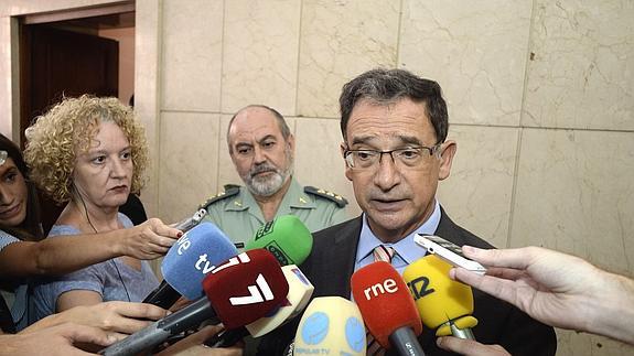 Bascuñana junto al coronel de la 5ª Comandancia de la Guardia Civil, José Ortega, el pasado miércoles.