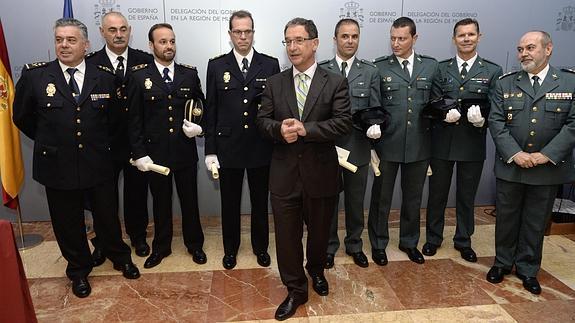 Bascuñana (centro), junto al Jefe Superior de Policía (izq.), al coronel de la 5ª zona (dcha.) y los condecorados.