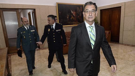 Bascuñana, en primer plano, junto al coronel de la Guardia Civil José Ortega Rodríguez y al Jefe Superior de Policía, Cirilo Durán.