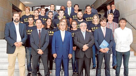 Alejandro Blanco y José Luis Mendoza, en el centro, junto a los nuevos deportistas becados, este lunes.