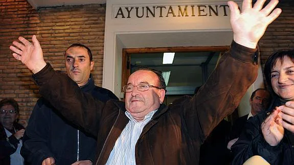 José Martínez García, en diciembre de 2008 cuando era alcalde de Librilla, tras ser puesto en libertad sin fianza tras su detención en el 'caso Biblioteca'.