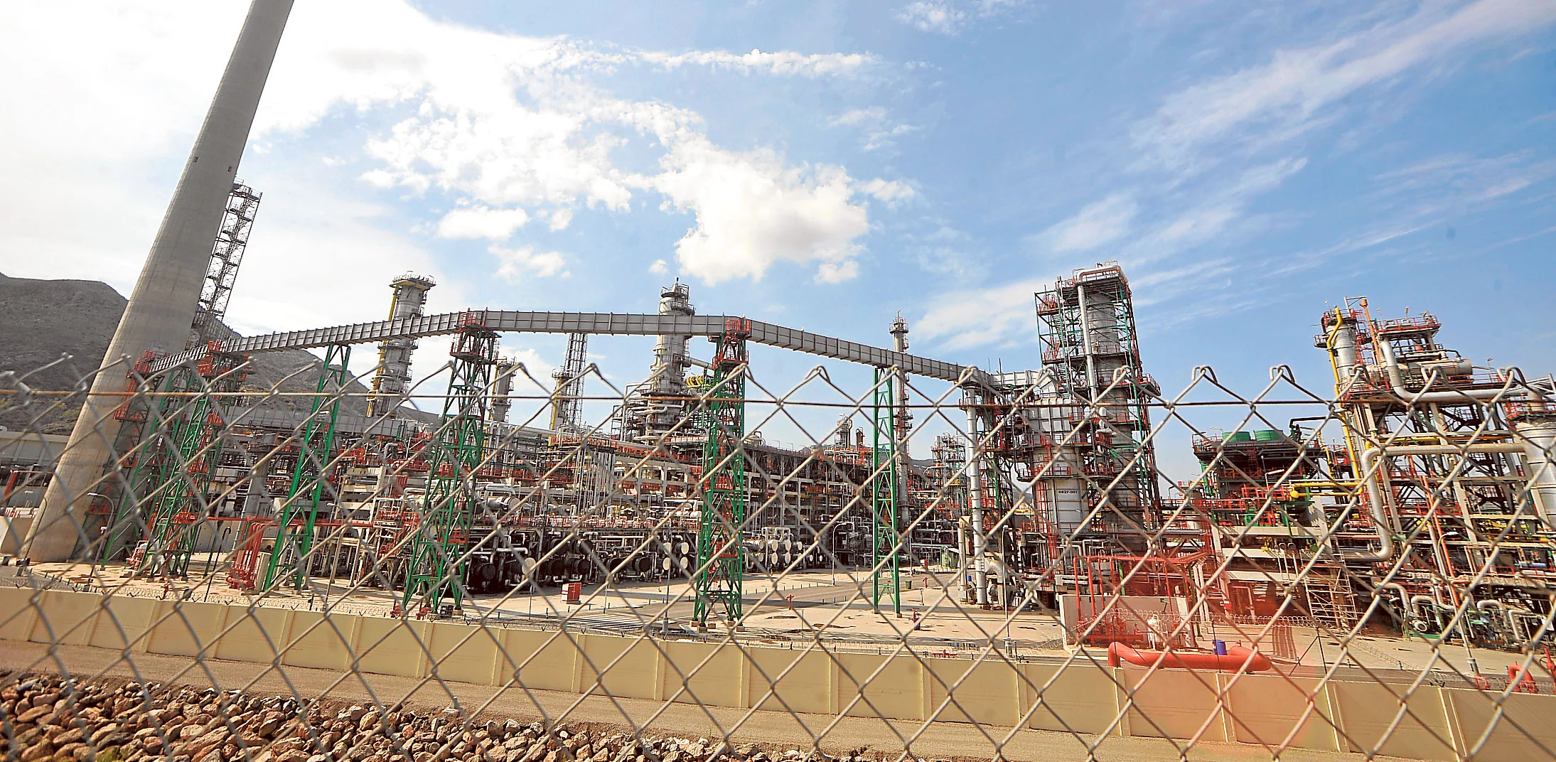 Planta de la refinería de Repsol en el Valle de Escombreras, donde comenzarán los trabajos de mantenimiento en unos días.