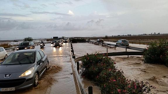 Las fuertes lluvias han provocado problemas en la circulación en la A-30 a la altura de la salida de Los Martínez del Puerto.